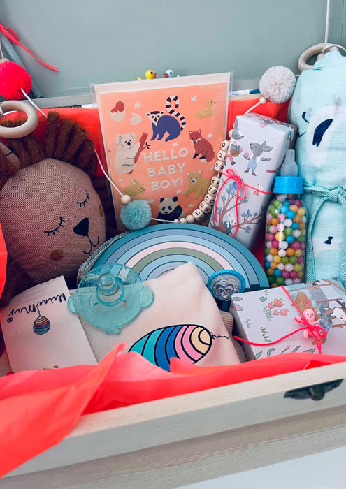 Kleine May Geschenkbox gefüllt mit wundervollen Artikeln zur Geburt oder Babyshower