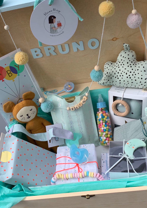 Kleine May Geschenkbox gefüllt mit wundervollen Artikeln zur Geburt oder Babyshower