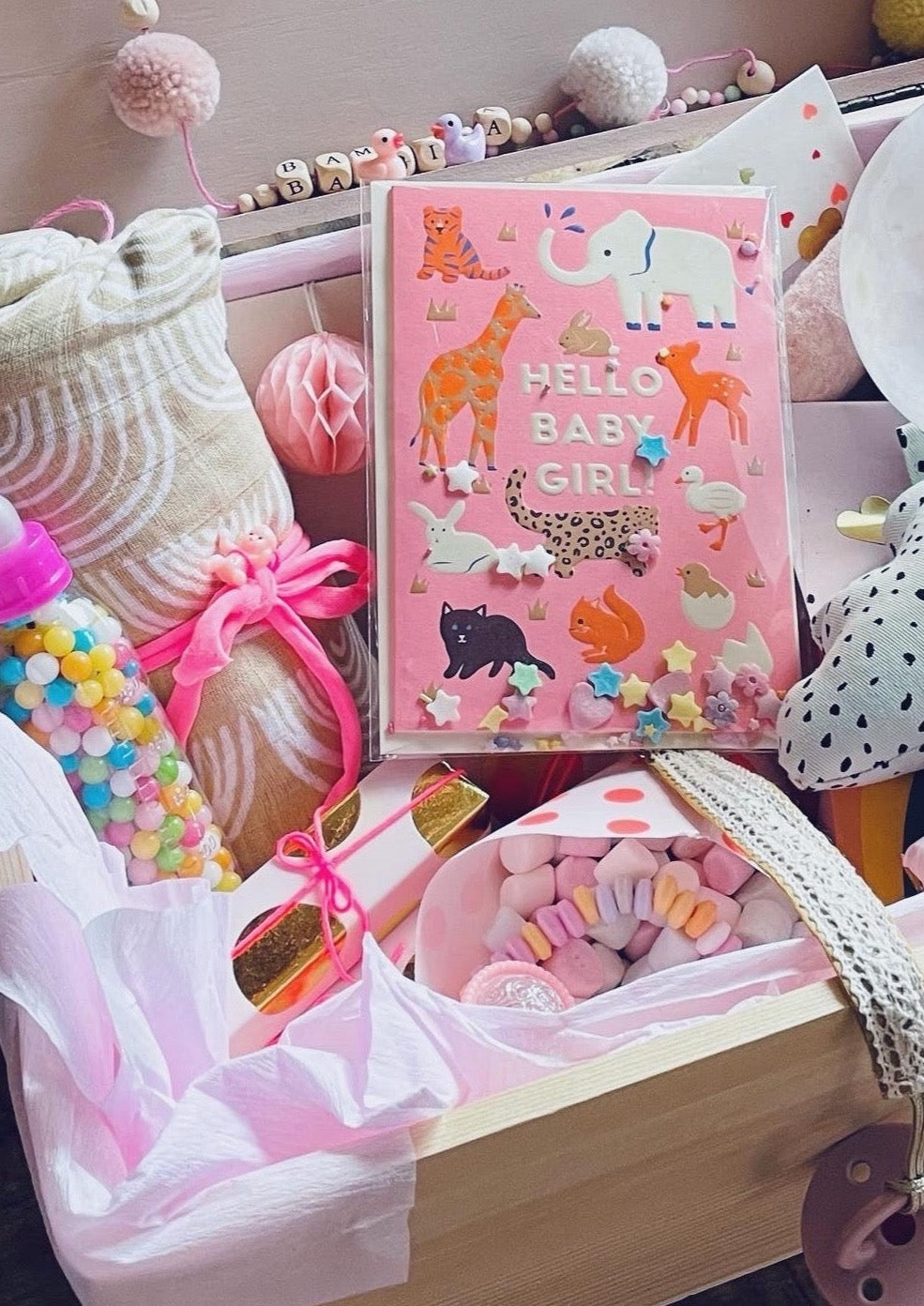 Kleine May Geschenkboxen gefüllt mit wundervollen Artikeln zur Geburt oder Babyshower
