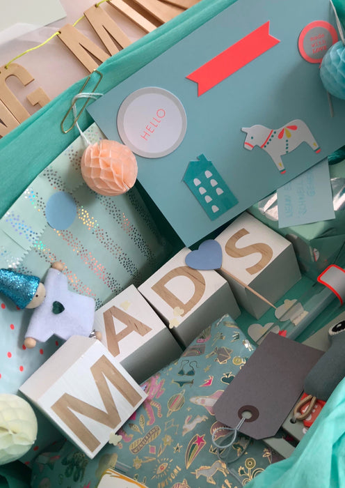 Kleine May Geschenkbox gefüllt mit wundervollen Artikeln zur Geburt oder Babyshower