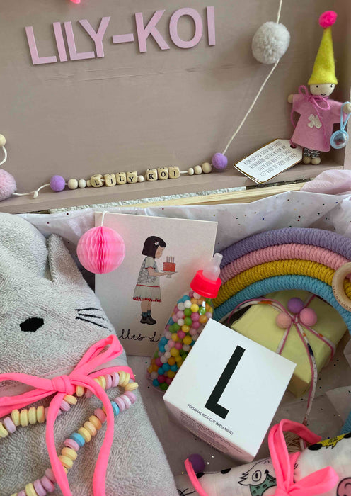 Kleine May Geschenkbox gefüllt mit wundervollen Artikeln zur Geburt oder Babyshower