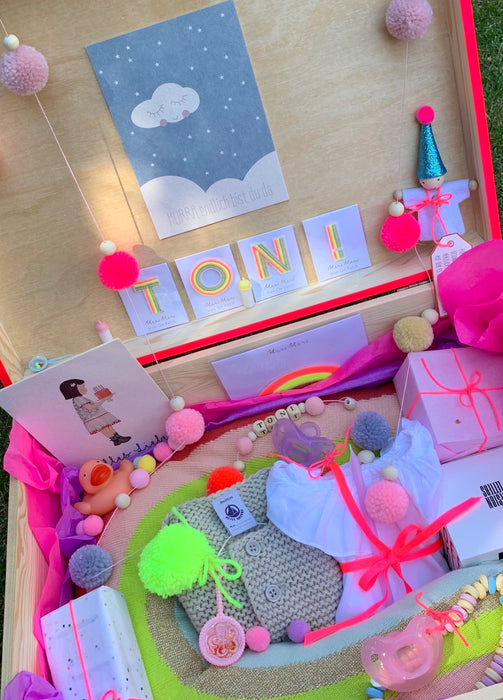 Kleine May Geschenkbox gefüllt mit wundervollen Artikeln zur Geburt oder Babyshower