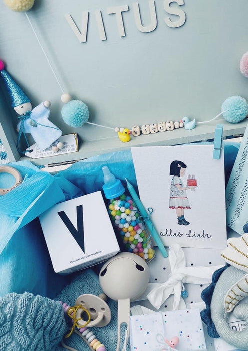 Kleine May Geschenkbox gefüllt mit wundervollen Artikeln zur Geburt oder Babyshower