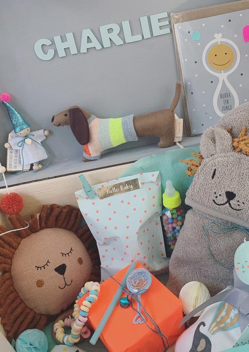 Kleine May Geschenkbox gefüllt mit wundervollen Artikeln zur Geburt oder Babyshower